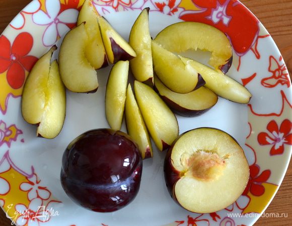 Сливы вымыть, удалить косточки и нарезать дольками.