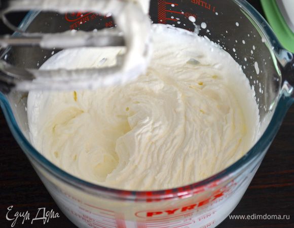 Сливки взбить.