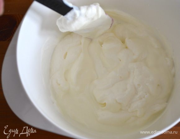 В миске осторожно смешать йогурт со взбитыми сливками.