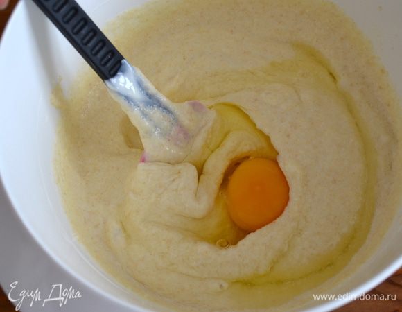 Затем добавить растопленное сливочное масло и как следует вмешать его в тесто. По одному добавить яйца. Не добавлять последующее яйцо, если предыдущее не вмешалось окончательно в тесто. В конце добавить цедру лимона.