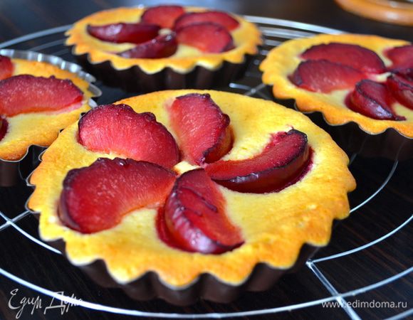 Выпекать в разогретой духовке около 30 минут. Готовые пирожные остудить на решетке.<br />
(Сливы на фото отличаются, т. к. первую партию готовых пирожных вообще не удалось сфотографировать. И фотосессии подверглись пирожные из третьей или четвертой партии).