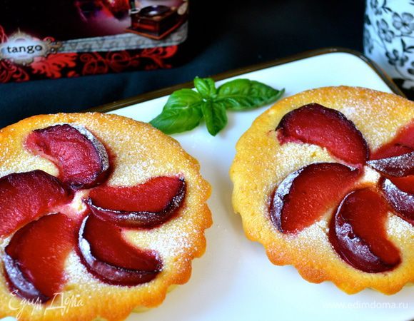 Пирожные достаточно легко извлекаются из формочек. Подавать, посыпав слегка (по желанию) сахарной пудрой.