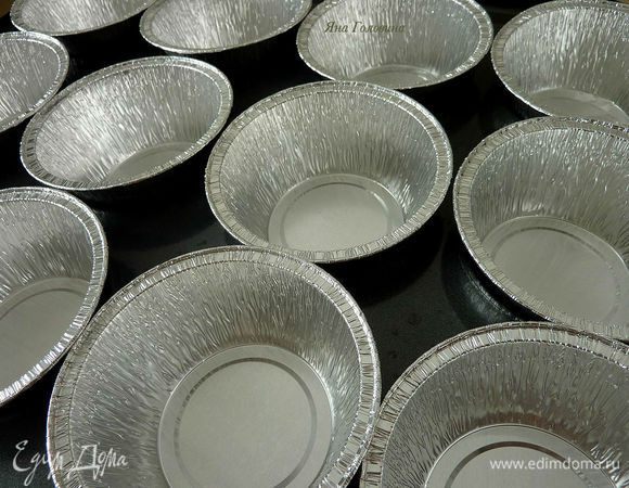 Разогреть духовку на 180 гр .
Подготовить формочки для кексов , промазать маслом . 

