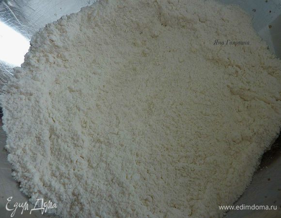 Перемешать муку , сахар , пекарский порошок  , соду и соль . 
