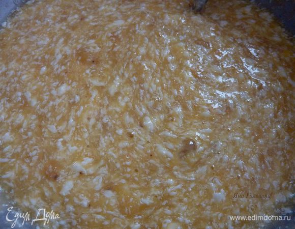 В другой миске перемешать масло сливочное , бананы , яйца и ваниль  . 