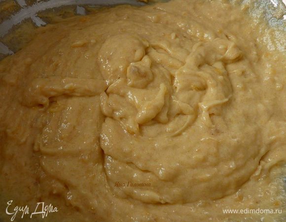 Перемешать банановую смесь с мучной , не сильно перемешивать только до однородности . 
