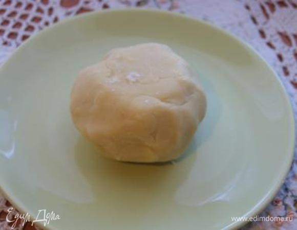 Подготовить основу для тарта. Сливочное мало нарезать на кусочки, добавить все сухие ингредиенты, растереть в крошку, добавить желтки, замесить тесто. Тесто убрать в холодильник на 30 минут.