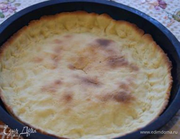 Тесто выложить в форму. Выпекать при 180 гр. 15 минут.