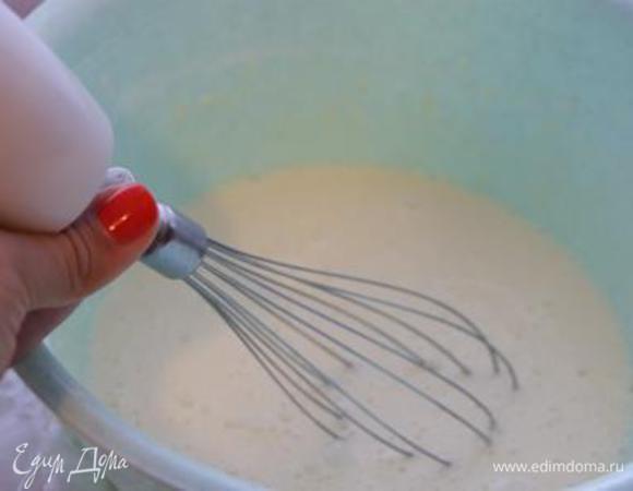 Приготовить заливку. Смешать венчиком все ингредиенты. Сливки взбивать не нужно.