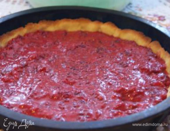 На основу для тарта выложить пару ложек миндальной муки, затем малиновую начинку. 