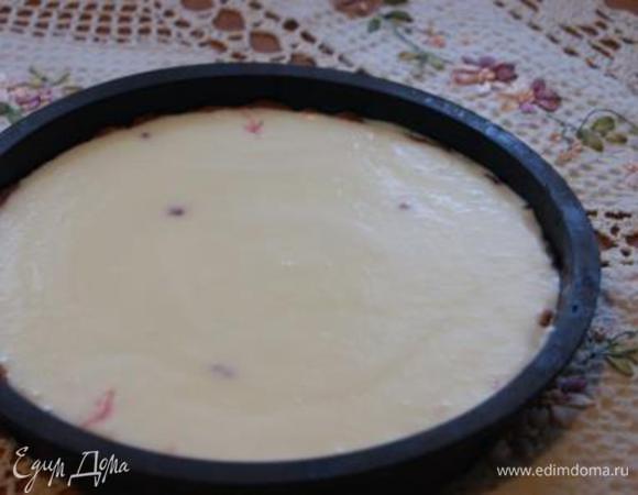 Залить сливочной заливкой. Отправить в духовку на 20-30 минут при 180 гр. Остудить перед подачей.