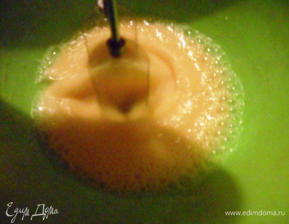 Муки понадобится чуть больше - не учтено количество муки на посыпку формы. Груши надо взять крупные.

Яйца взбить с сахаром в густую пену.