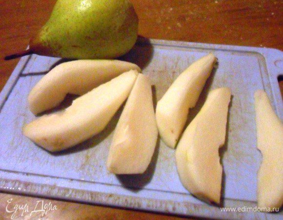 Одну грушу очистить от кожуры сохранив хвостик. У второй очищенной груши удалить сердцевину, разрезав её пополам. Каждую половину разрезать на три части.