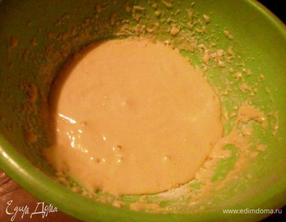 Муку просеять с разрыхлителем и смешать с яичной массой.