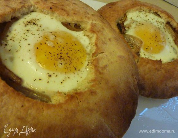 Очень нашей семье нравится такой вариант завтрака - "Глазунья" в съедобной тарелке от ТатьянаS - http://www.edimdoma.ru/retsepty/66669-glazunya-v-s-edobnoy-tarelke 

Очень вкусно !