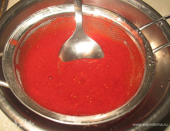 Вымытую, сухую клубнику пюрируем в блендере.  Клубничное пюре протереть через сито.  Замочить желатин.