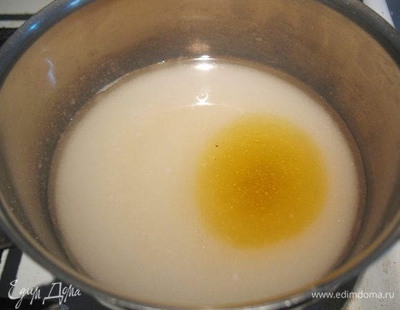 Готовим итальянскую меренгу.  Сахар, инвертный сироп и воду помещаем в сотейник. Перемешиваем и ставим на средний огонь, варим до температуры 116-118 градусов.