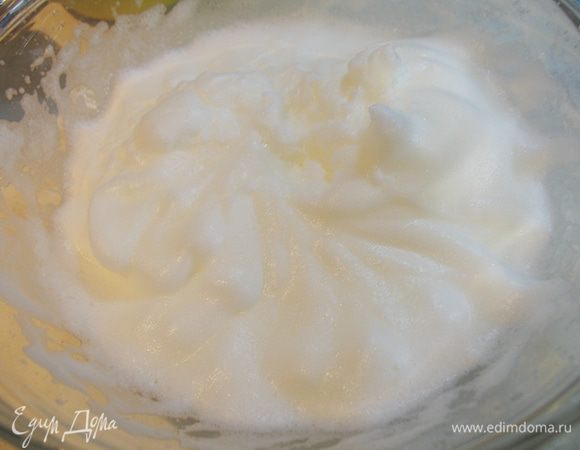 Параллельно взбиваем белки до мягких пиков.