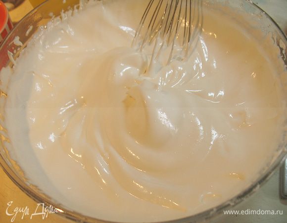 Продолжая взбивать белки тонкой струйкой влить кипящий сироп.  Продолжаем взбивать до устойчивых пиков. 