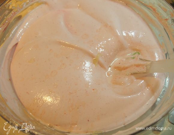 Смешать клубничное пюре, цветочную воду и лимонный сок.  Вводим клубничную смесь в три приема в итальянскую меренгу.  Аккуратно перемешать лопаткой. 