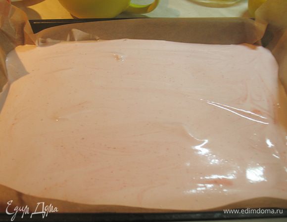 Форму выстелить  бумагой и посыпать крахмалом.  Смесь из меренги и клубничного пюре вылить в форму и ставим в сухое прохладное место на 10-12 часов. Высотой пастила должна получится 3-4 см. 
Моя форма имеет размеры 24х27х5