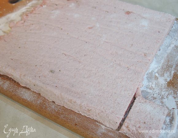 Смешать сахарную пудру и крахмал. Вынимаем пастилу из формы и посыпаем  смесью из крахмала и сахарной пудры. Сухим горячим ножом нарезаем на кубики 3х3 см или фигурки. 