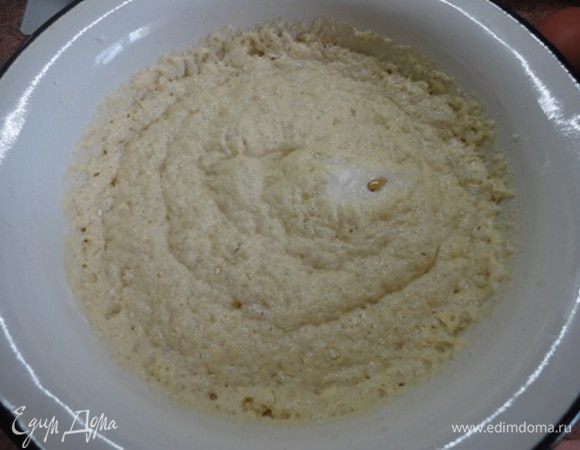 Дрожжи развести в теплом молоке с 1 ст. ложкой сахара и 1/3 части муки и оставить в теплом месте, пока поверхность теста не начнет трескаться.