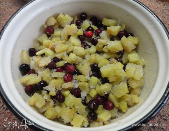 Ревень очистить и нарезать кусочками. У меня ревеня было меньше килограмма, поэтому я добавила 1 стакан клюквы. (Для начинки можно использовать также вишню или крыжовник).Засыпать сахаром и дать настояться.