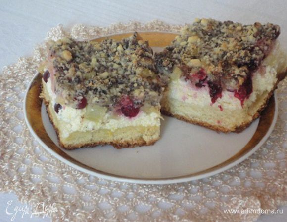 Сверху выложить кулинарную посыпку. 
Дать тесту с начинкой подойти минут 10 и затем выпекать в духовке 40 минут при температуре 220 градусов. К чаю подавать теплым.
