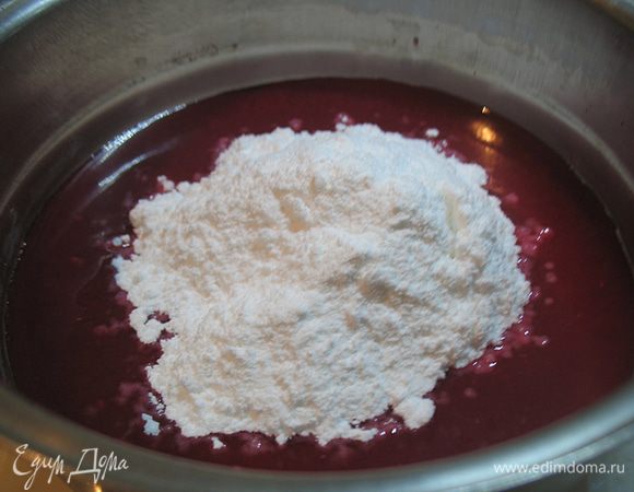 Теперь бонус. Такую пастилу можно приготовить еще и с цветными разводами. Для этого нужно приготовить клубничный рахат-лукум.  Клубнику измельчить в блендере и протереть ее сквозь сито. В клубничное пюре добавляем желатин и даем ее набухнуть. Когда желатин набухнет добавляем лимонный сок и сахарную пудру. Перемешиваем и нагреваем на медленном огне до растворения желатина. 