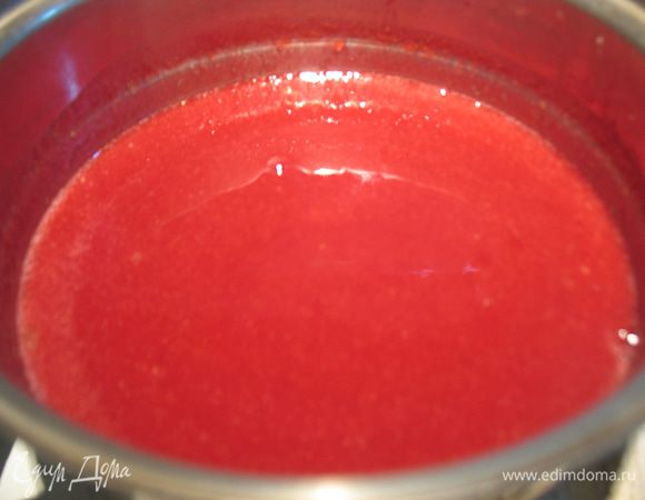 Снимаем с огня и охлаждаем. Взбиваем миксером, масса загустеет и станет светлее. Эту массу можно вылить в форму застеленную пергаментом и оставить на 10 часов. Потом посыпать смесью крахмала и сахарной пудры и нарезать на кусочки. Получится отдельное лакомство.))