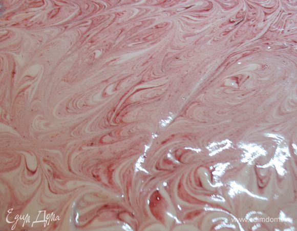 Ложкой вливаем в пастилу и палочкой делаем разводы. 