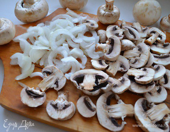 Лук порезать полукольцами.  Шампиньоны нарезать пластинами пластинами.