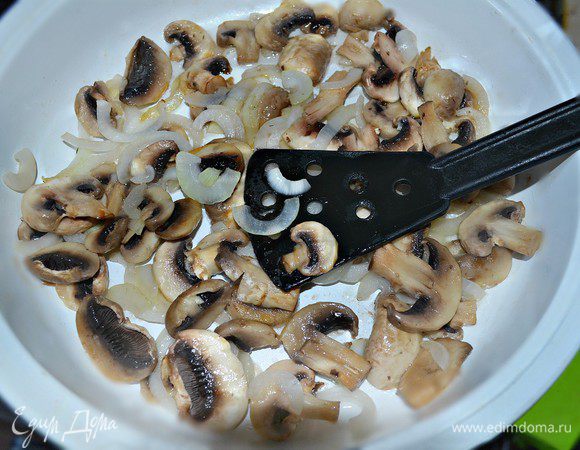 Обжарить грибы с луком на растительном масле 5 мин, приправить солью.