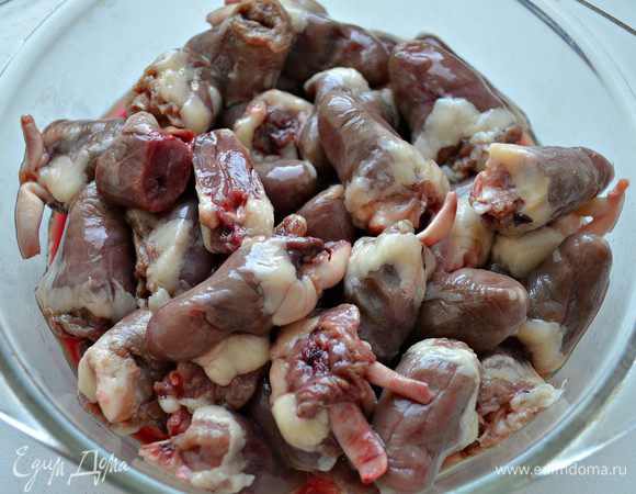 Куриные сердечки промыть, нарезать вдоль пополам и ещё хорошо промыть в нескольких водах. Отварить в подсоленной воде 10 мин, затем воду слить.