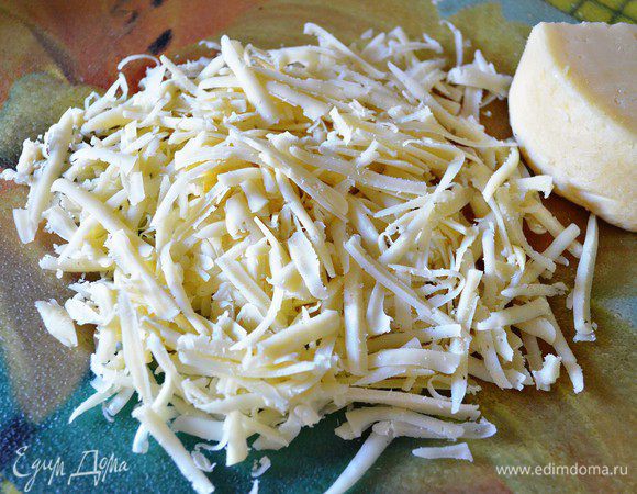 Сыр натереть на крупной тёрке.