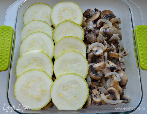 Форму для выпекания я использовала 25 х 22 х 5 (1,8л).
Итак, форму смазать растительным маслом, выложить слоями: куриные сердечки - грибы с луком-кабачок -...