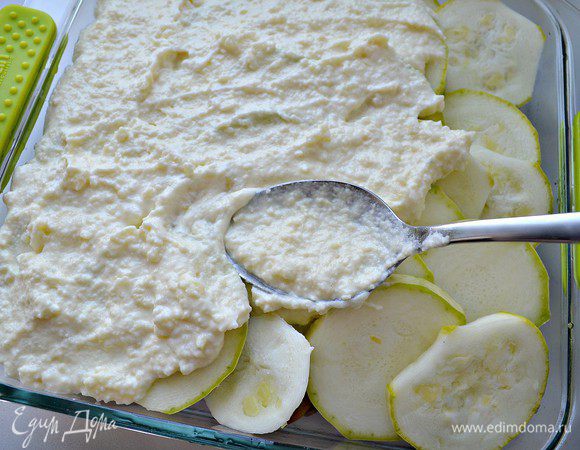 Поверх кабачков равномерно распределить картофельное пюре. 