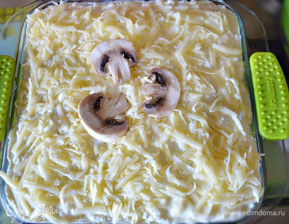 Сверху посыпать сыром.