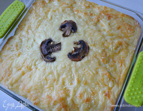 Выпекать запеканку в духовке при 180г 40-45 мин до появления золотистой сырной корочки.