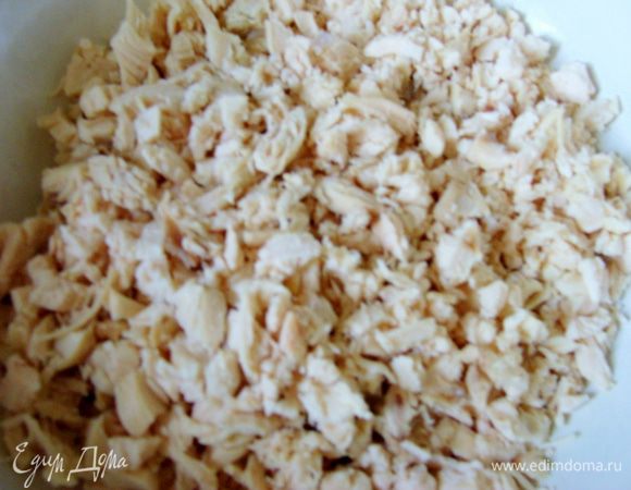 У меня была отварная куриная грудка. Можно использовать любое мясо. Порезать его мелко.