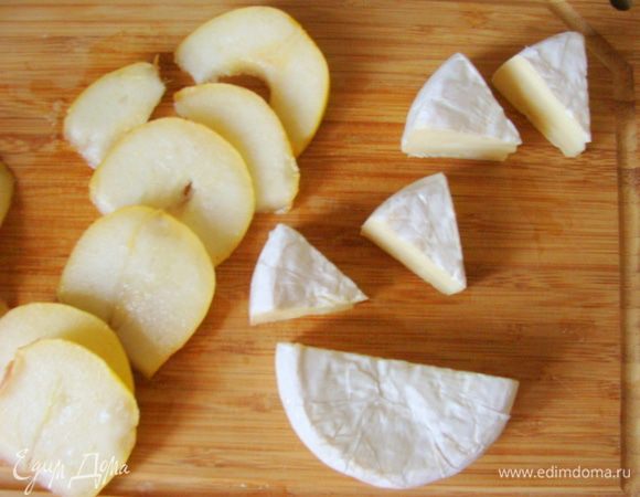 Для одной порции половинку головки сыра разрезать на 4 части. Грушу порезать кубиками или плоскими кусочками, как на фото.