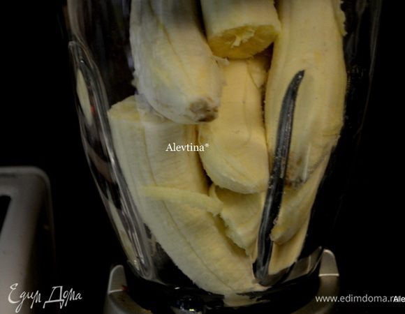 Взбить спелые бананы с молоком или негустыми сливкам  в блендере.