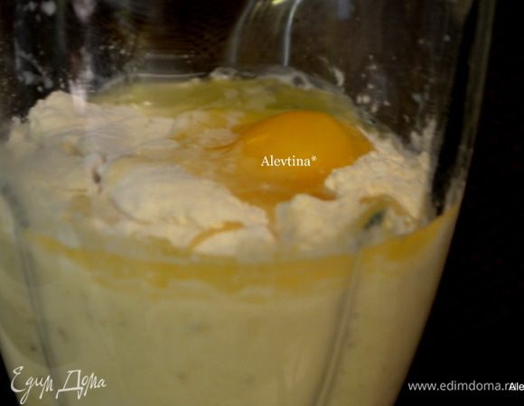 Добавить муку, сахар, яйцо, рахрыхлитель, растительное масло. Вновь взбить до однородной массы. 