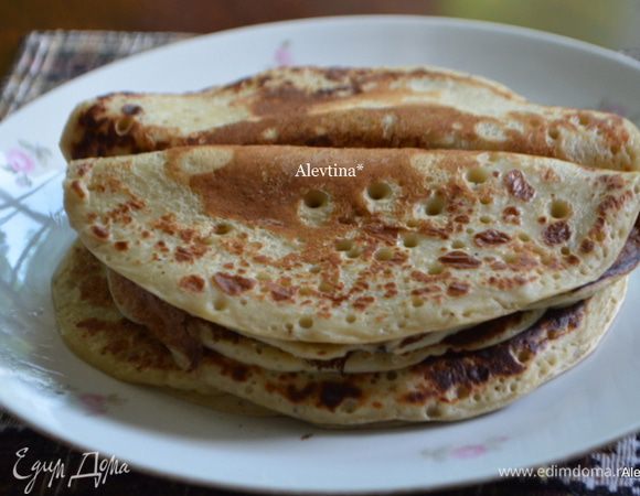Выпекать на равномерно разогретой сковороде. В первую порцию можно добавить растительное масло на сковороду. Подаем к столу с вареньем или сахарной пудрой по желанию. Приятного аппетита.
