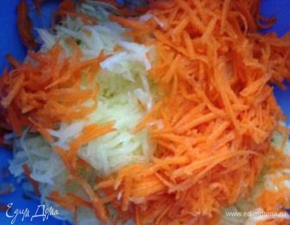 Приготовить фарш. Морковь и кабачок натереть на мелкой терке.