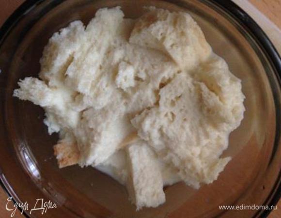 Хлебный мякиш замочить в молоке.