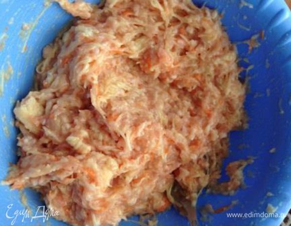 Добавить овощи, хлеб горчицу и соль по вкусу к фаршу. Тщательно перемешать.