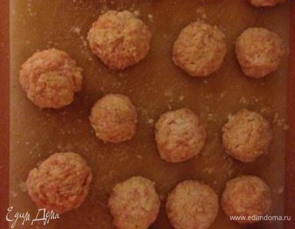 Сформировать тефтели, обвалять в муке.