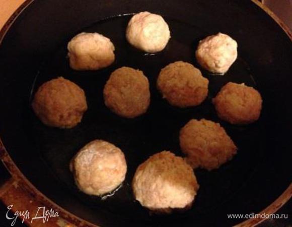 Тефтели обжарить на оливковом масле.